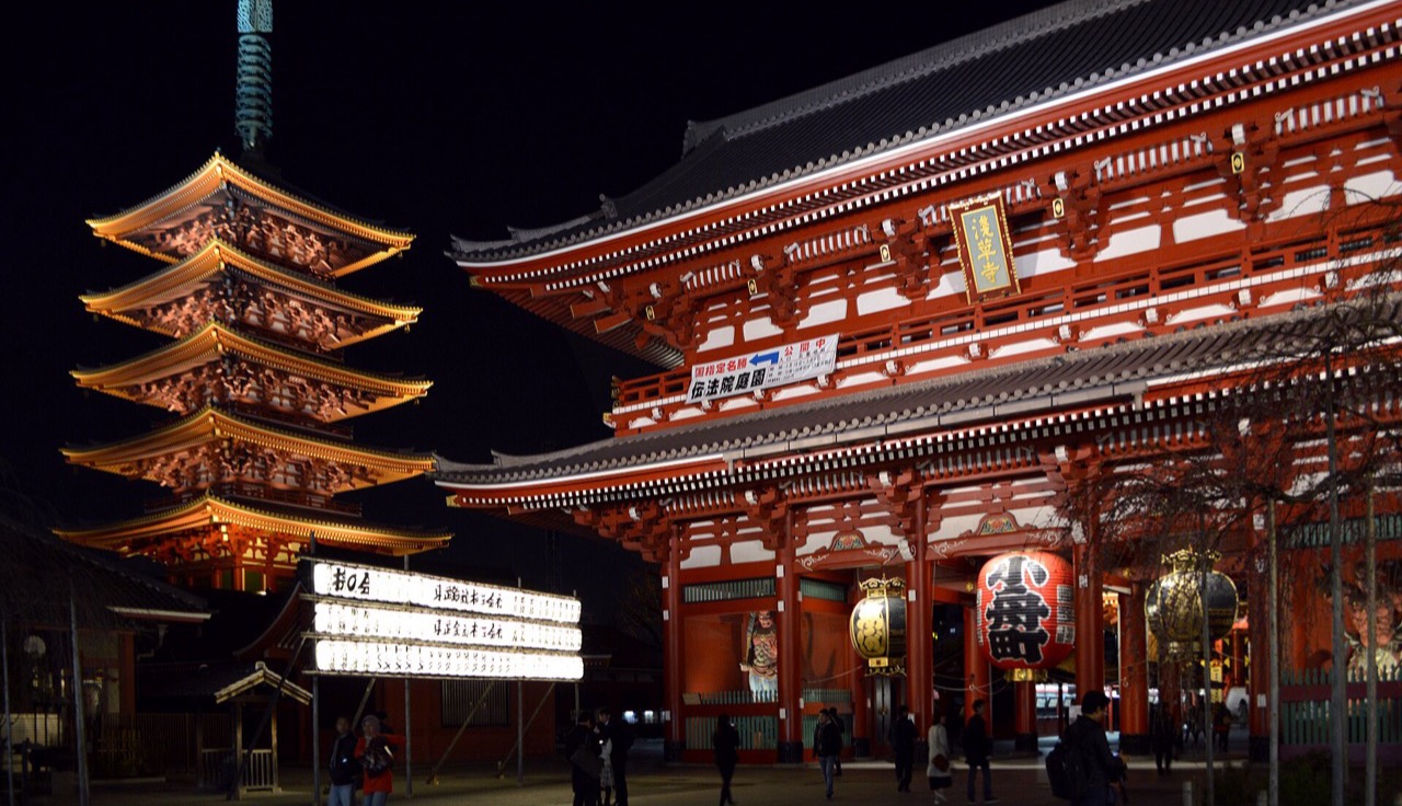 The five-storied pagoda and Hozomon gate at Asakusa, lit at night.