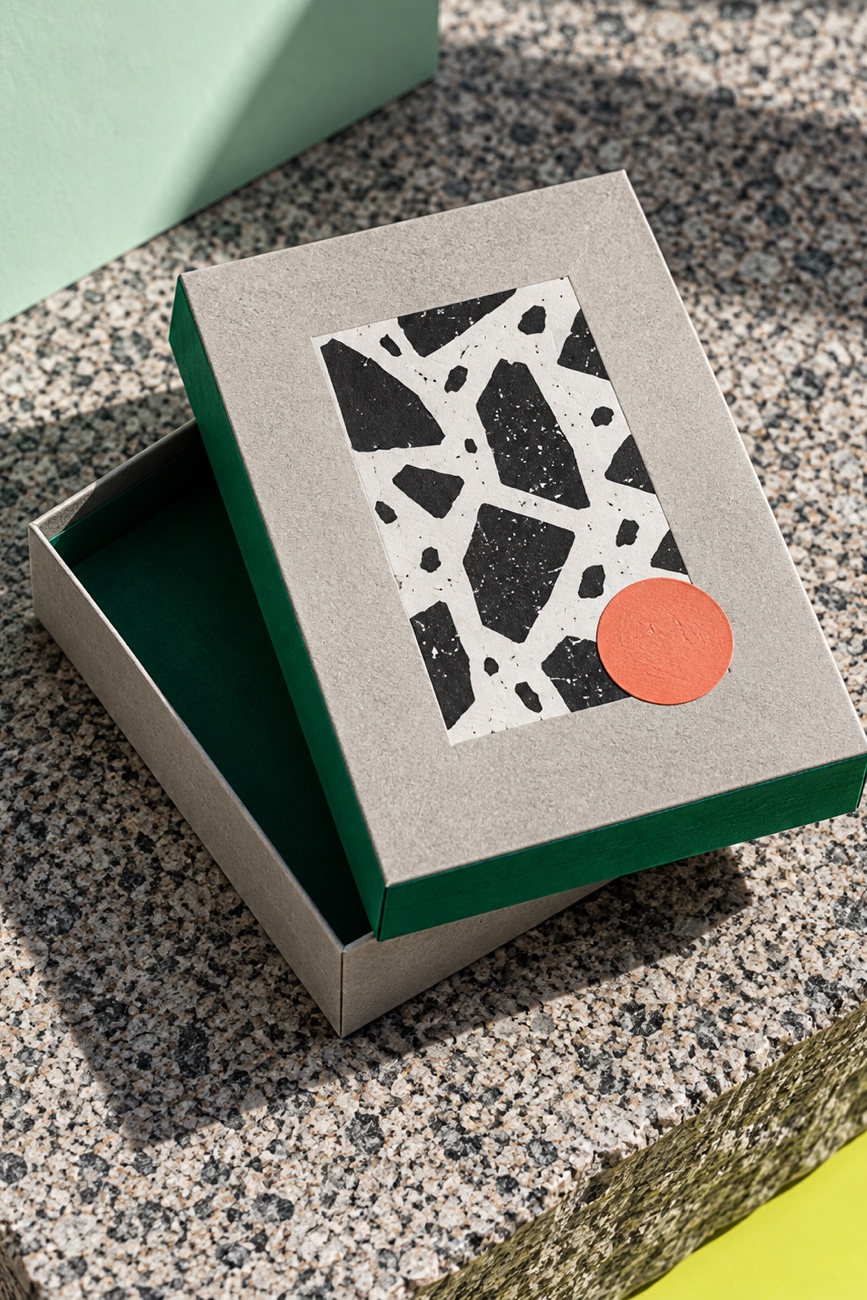 Box with black and white label — Granito, Identity